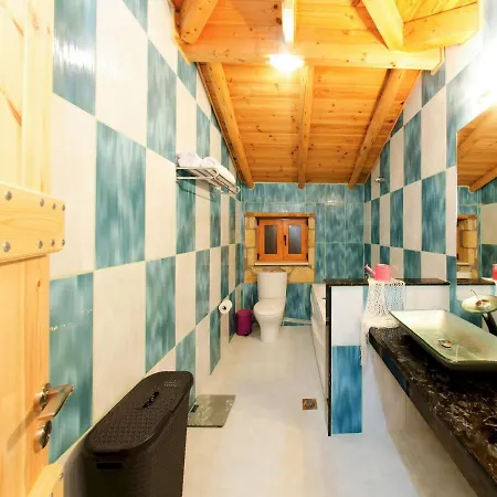 Tireda With Private Swimming Pool וילה